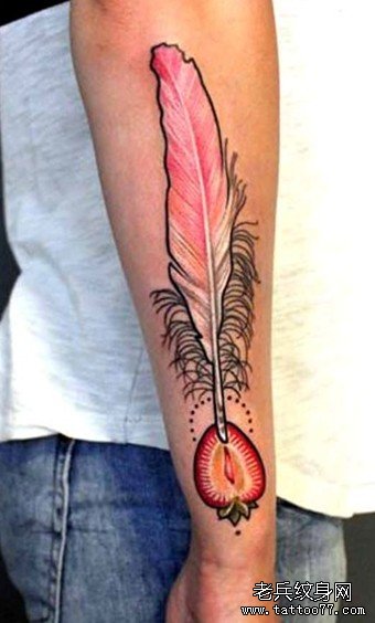 手臂上一款粉红羽毛纹身作品