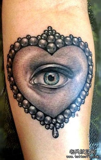 老板纹身推荐一款爱心眼睛纹身作品