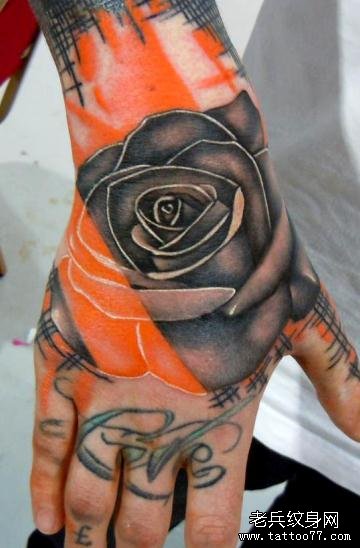 手背上一款漂亮的玫瑰花纹身作品