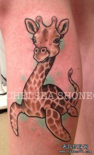 小腿上一款可爱长颈鹿纹身作品欣赏