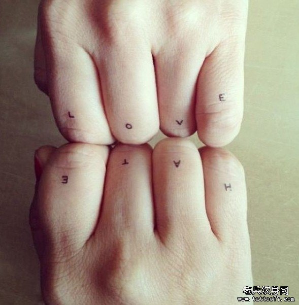 手指上一款小清新版字母纹身_武汉纹身店之家