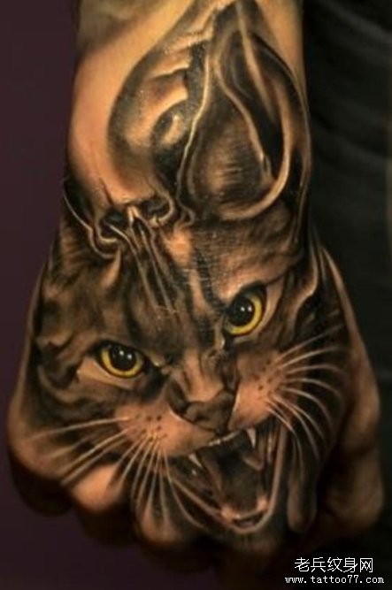 欣赏手背上一款霸气猫纹身作品