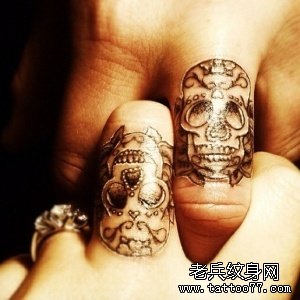 一款很酷的手指花骷髅纹身图案作品图片欣赏