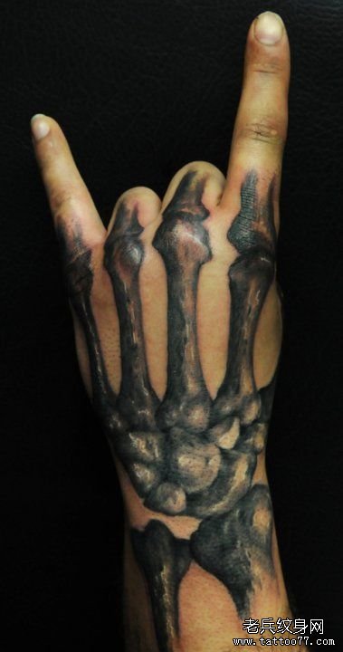 恐怖的手骨纹身图案作品图片