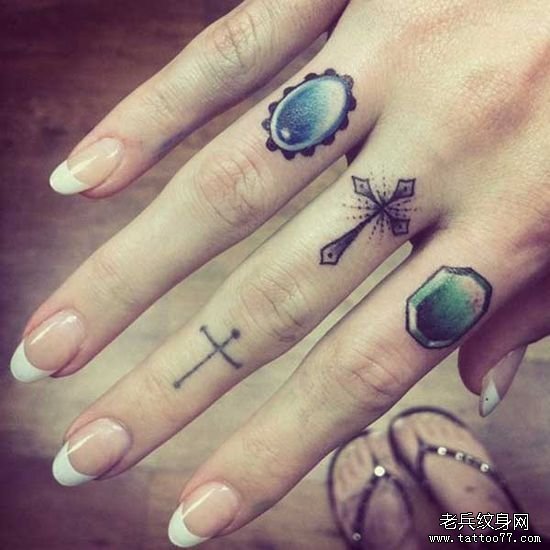 为您推荐手指纹身之十字架宝石纹身图案作品图片分享