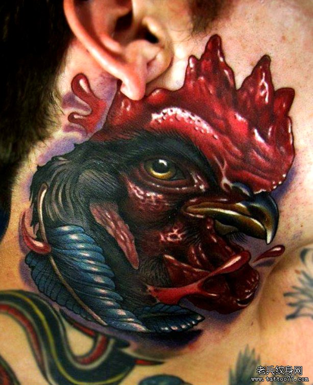 脖子上一款逼真的公鸡纹身图案