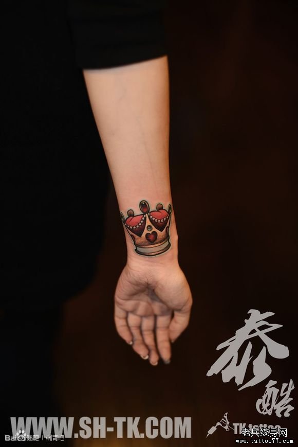 女性手部小清新彩色皇冠纹身图案