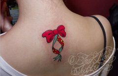 纹身 武汉/一款背部蝴蝶结纹身图案由武汉纹身网提供