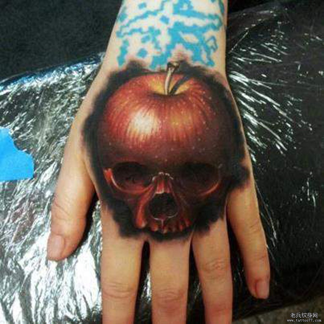 手背上一款个性的苹果纹身图案