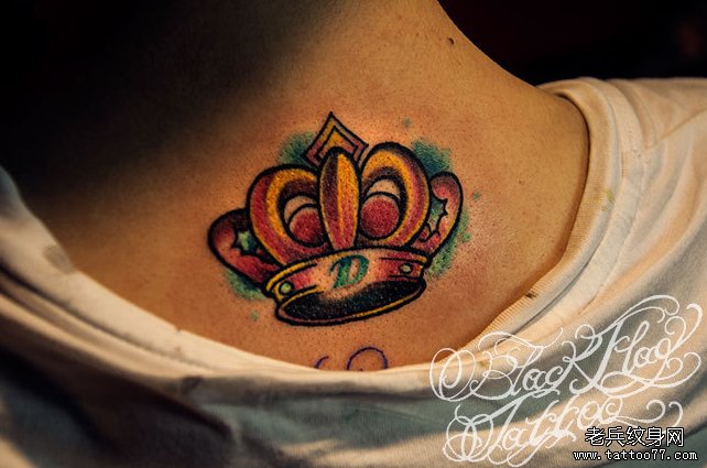 武汉纹身网提供一款小清新颈部皇冠纹身图案