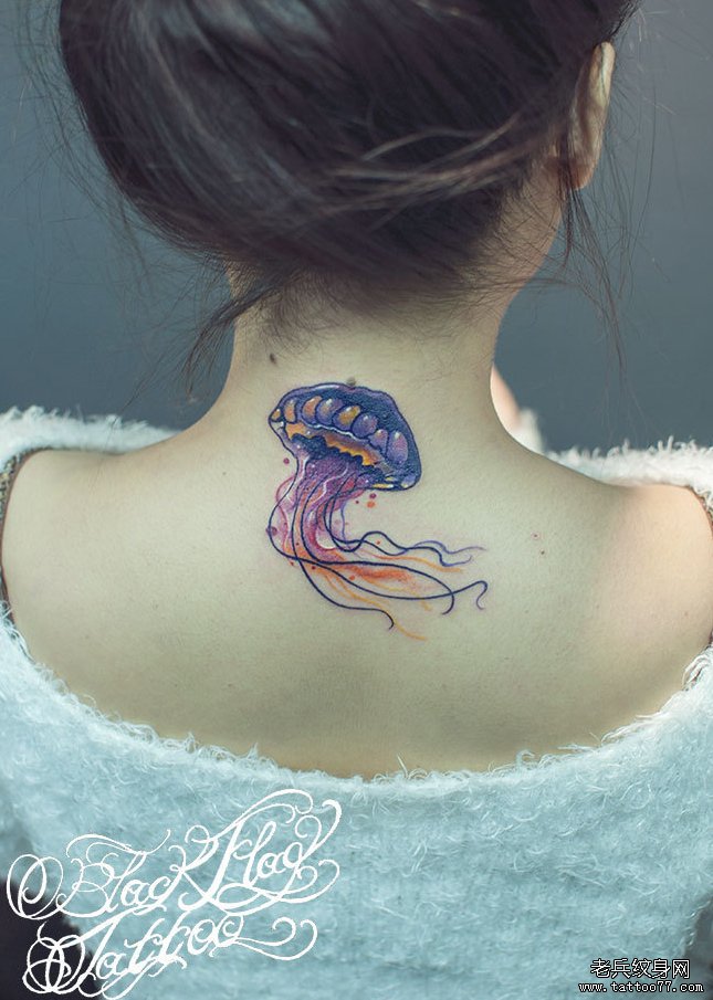 武汉纹身网一款颈部水母纹身图案推荐