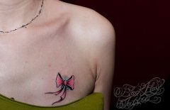 纹身 武汉/武汉最好的纹身网推荐一款前胸蝴蝶结纹身图案