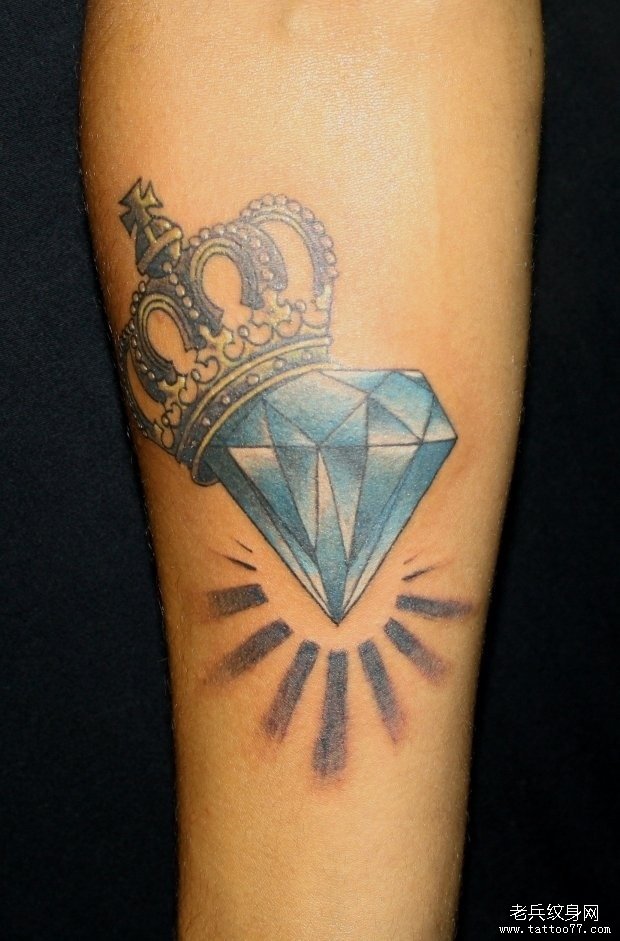 武汉最好的纹身网推荐一款手臂钻石皇冠纹身网图案