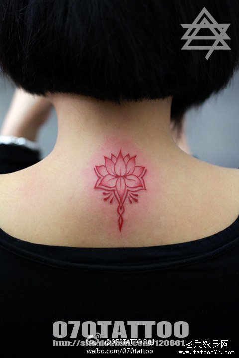 武汉最好的纹身店提供一款颈部莲花纹身图案