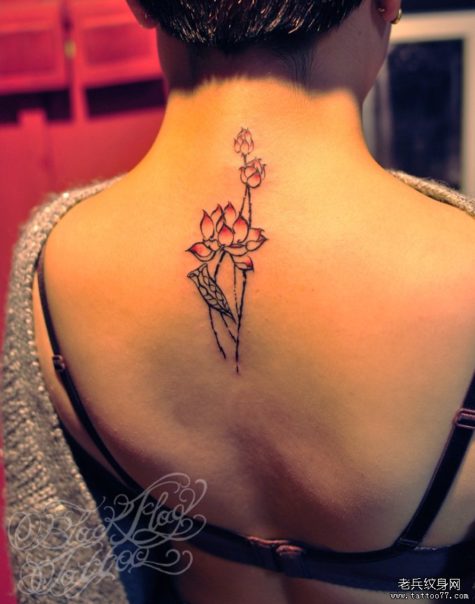 武汉最好的纹身网推荐一款颈部莲花纹身图案