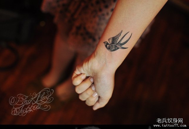 一款手腕燕子纹身图案有武汉最好的纹身店推荐