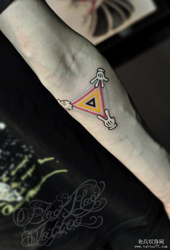 武汉最好的纹身网推荐一款手臂三角形纹身图案
