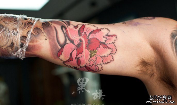 一款手臂牡丹花纹身图案由武汉这纹身网推荐
