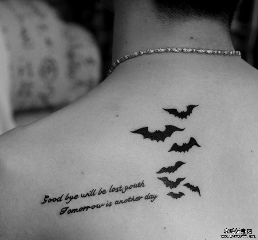 武汉最好的纹身网推荐一款背部字母蝙蝠纹身图案图片