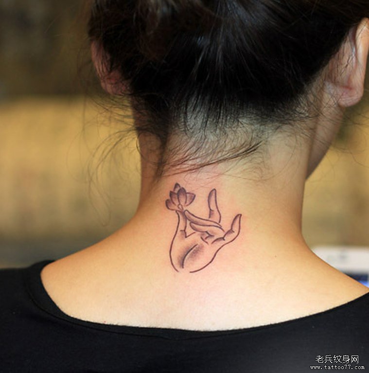 武汉时尚纹身店推荐一款颈部佛手莲花纹身图案