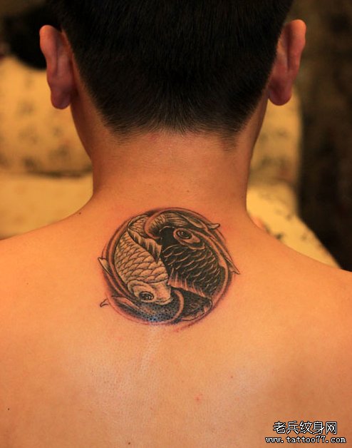 武汉最时尚的纹身网推荐一款颈部双鱼纹身图案