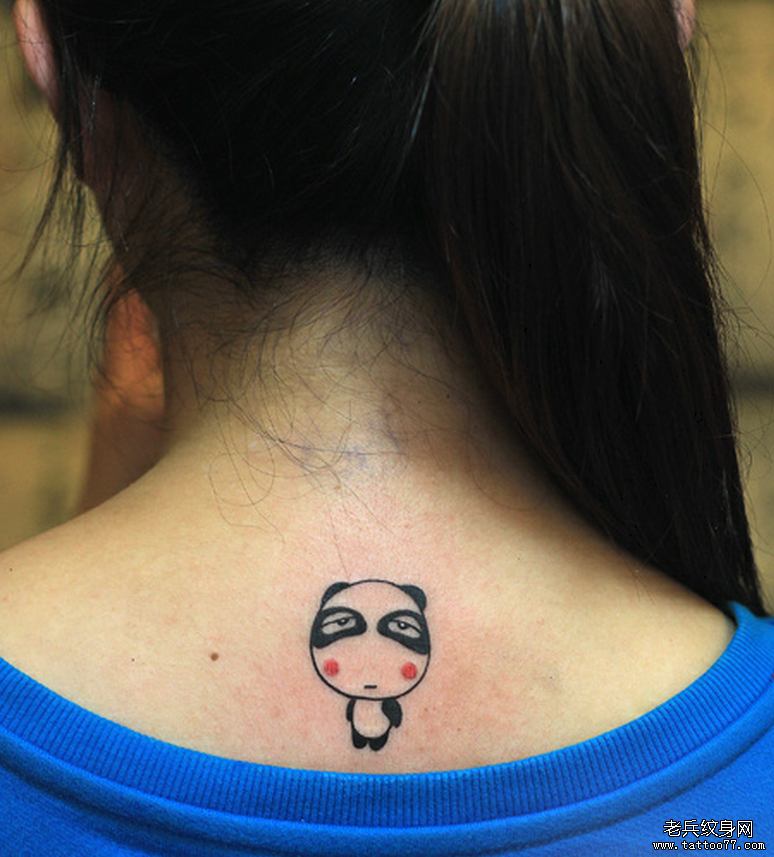 一款女性颈部熊猫纹身图案由武汉纹身店推荐