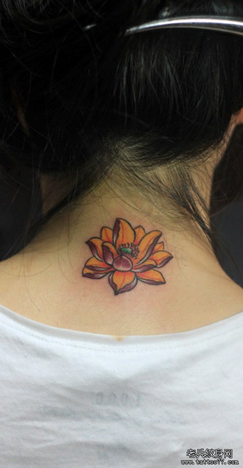 武汉最时尚的纹身店推荐一款颈部莲花纹身图案