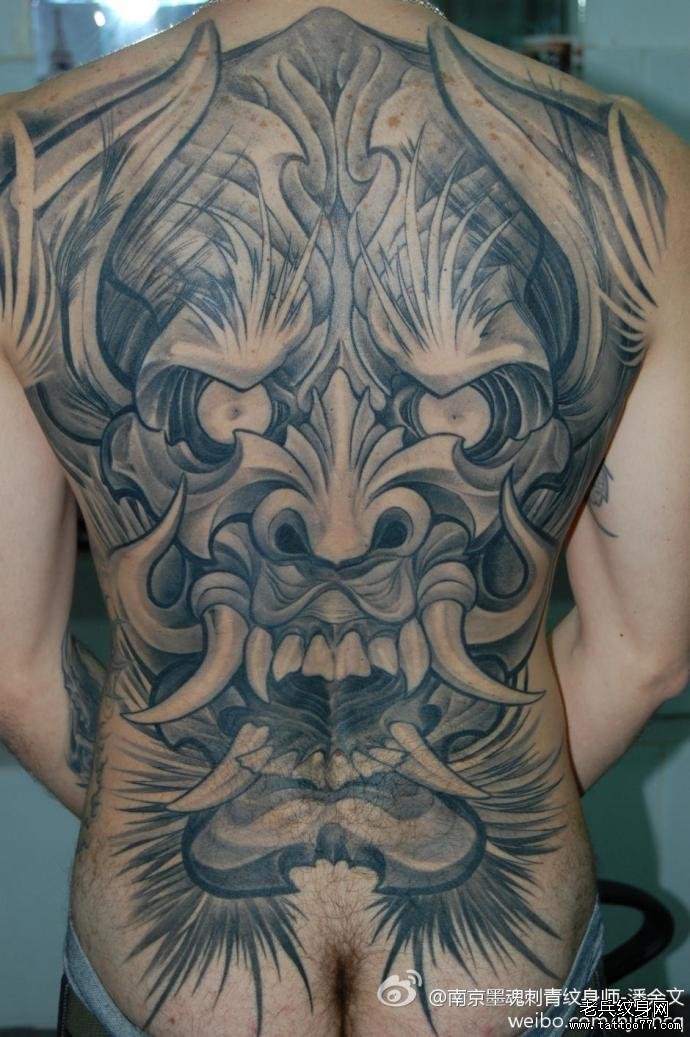 一款满背龙头纹身图案由武汉纹身店推荐