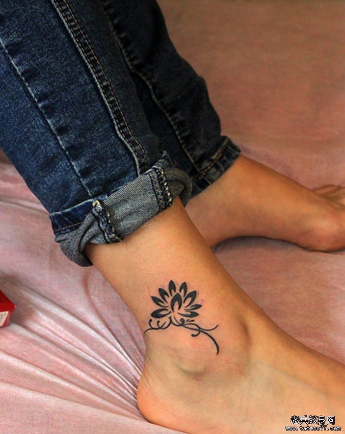 武汉最好的纹身店推荐一款脚踝莲花纹身图案