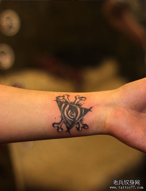 一款手臂上帝之眼纹身图案由武汉纹身店推荐