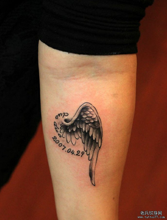 武汉最好的纹身店推荐一款手臂翅膀纹身图案