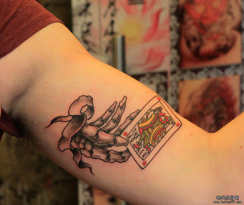 手臂骷髅手扑克牌纹身图案由武汉纹身店推荐