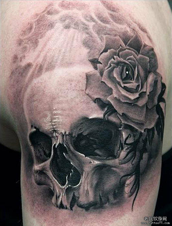 武汉最时尚的纹身店推荐一款手臂骷髅玫瑰花纹身图案