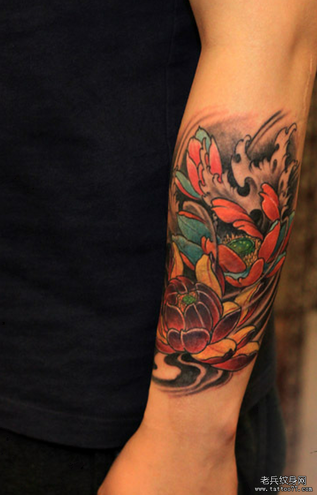 武汉最好的纹身网推荐一款手臂彩色莲花纹身图案