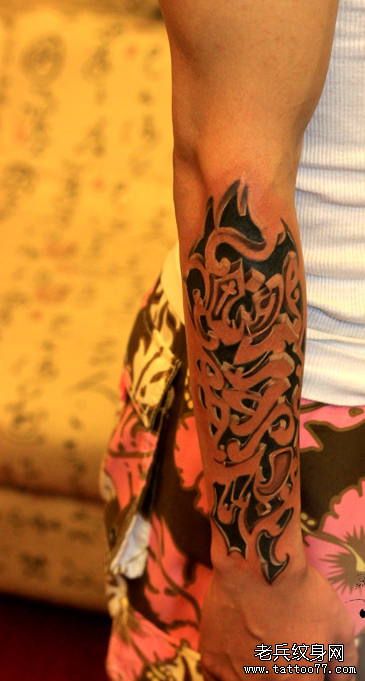 一款手臂镂空图腾纹身图案由武汉刺青店推荐