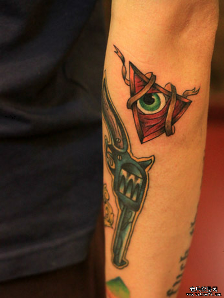 一款手臂上帝之眼纹身图案由武汉最好的纹身网推荐