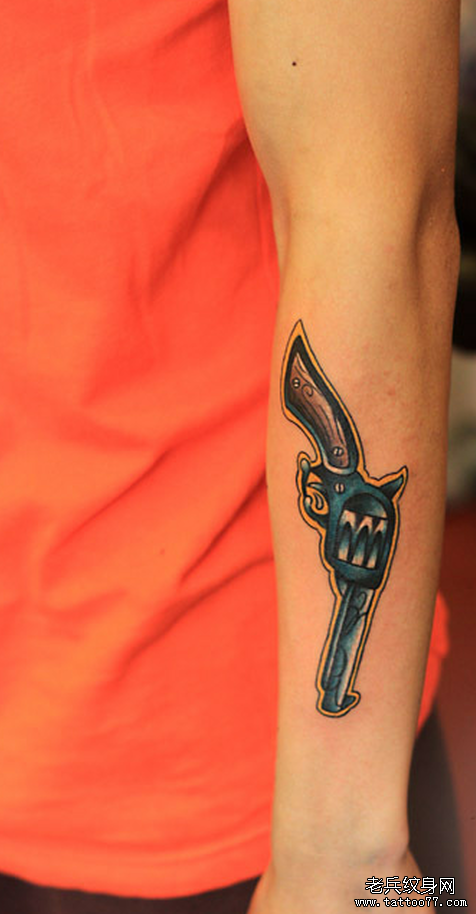 一款手臂手枪纹身图案由武汉最好的刺青店推荐