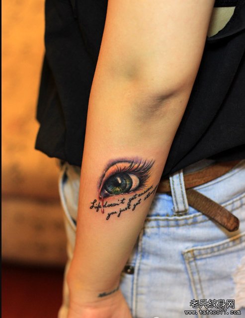 武汉刺青店推荐一款手臂眼睛字母图纹身图案