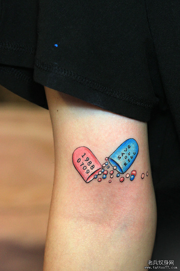 武汉最好的刺青店推荐一款手臂药丸数字字母文身图案