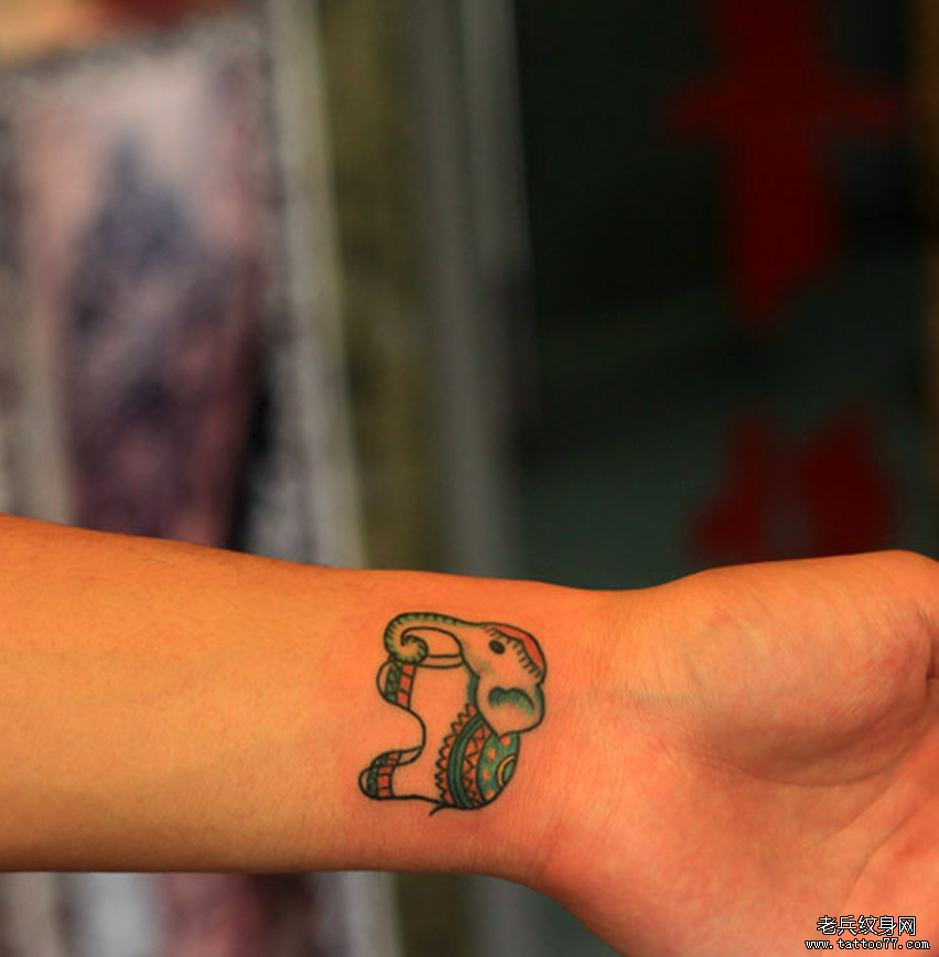 一款女性手臂小象纹身图案由武汉最好的文身店推荐