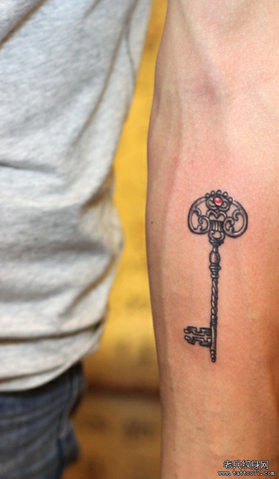 一款手臂钥匙纹身图案由武汉最好的刺青店推荐