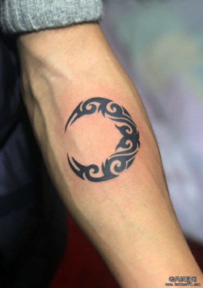 武汉刺青网推荐一款手臂图腾月亮纹身图案