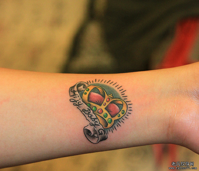一款彩色手腕皇冠字母纹身图案由武汉最好的纹身网推荐