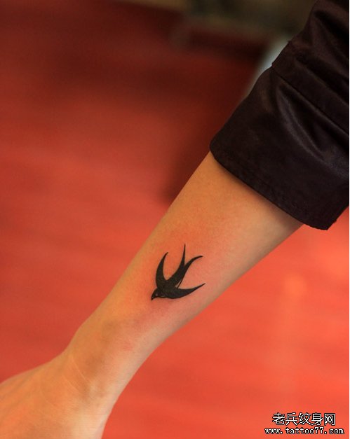 一款女性手腕燕子纹身图案由武汉刺青网推荐