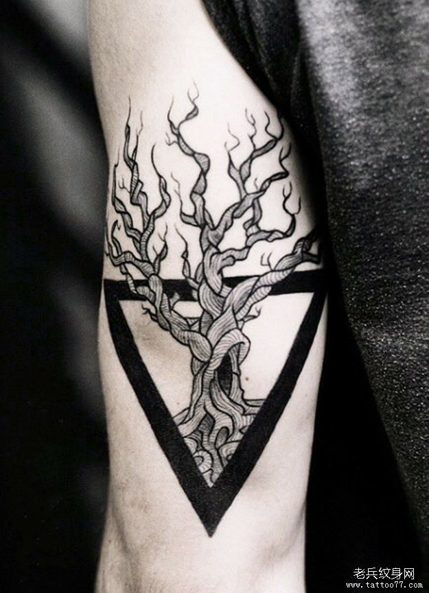 一款手臂树纹身图案由武汉最好的纹身网推荐