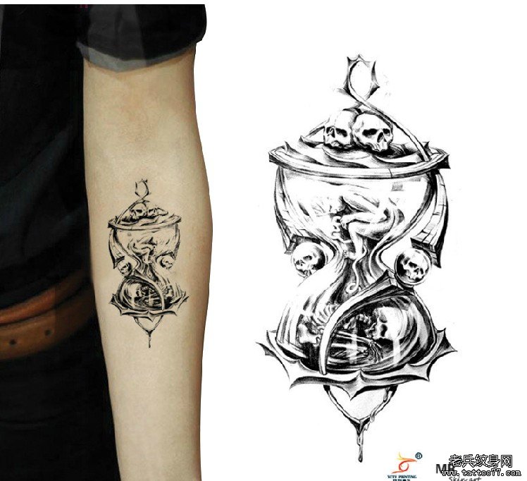 武汉最好的纹身店推荐一款沙漏骷髅纹身图案