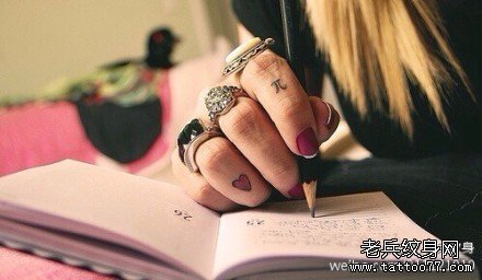 一款手指爱心字母纹身图案有武汉纹身店推荐