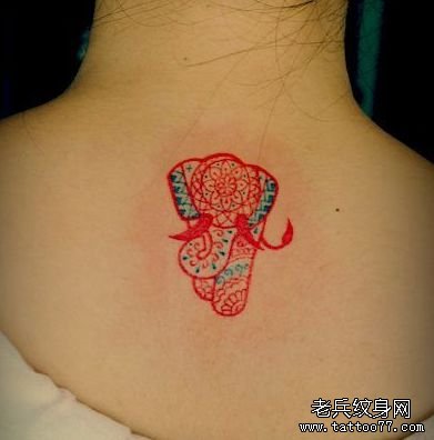 武汉文身网推荐一款女性颈部卡通象文身图案