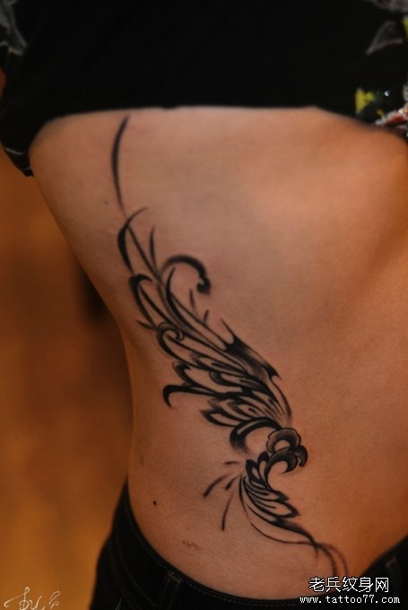 武汉最好的纹身图案推荐一款侧腰藤花文身图案