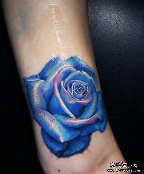 武汉最好的纹身网推荐一款手臂蓝色玫瑰文身图案